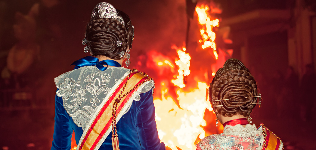 mirando el fuego en fallas